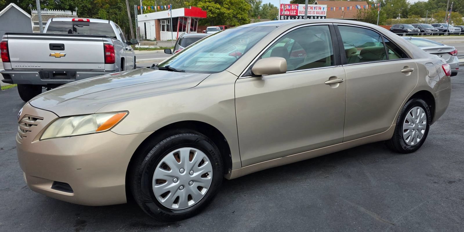 Used 2009 Toyota Camry LE FWD image 1