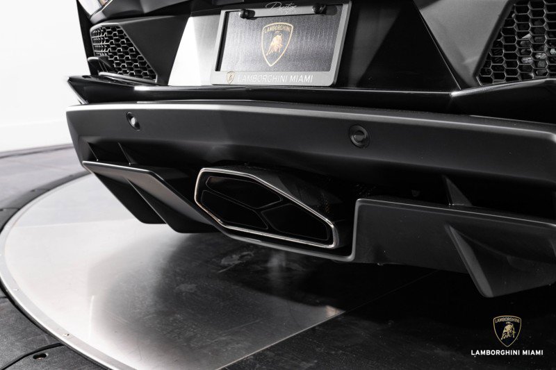 Used 2018 Lamborghini Aventador S image 39