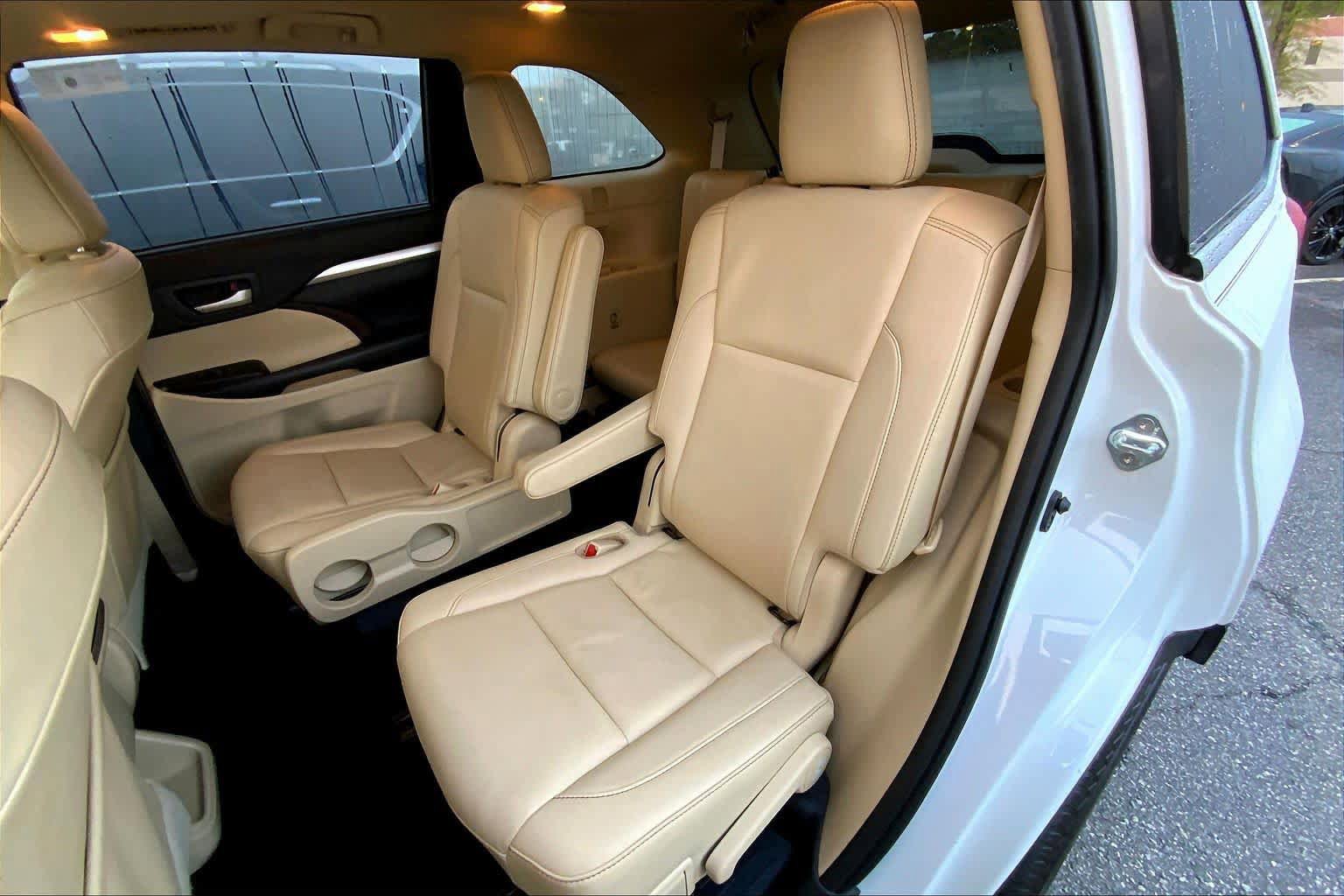 Used 2019 Toyota Highlander XLE FWD image 18