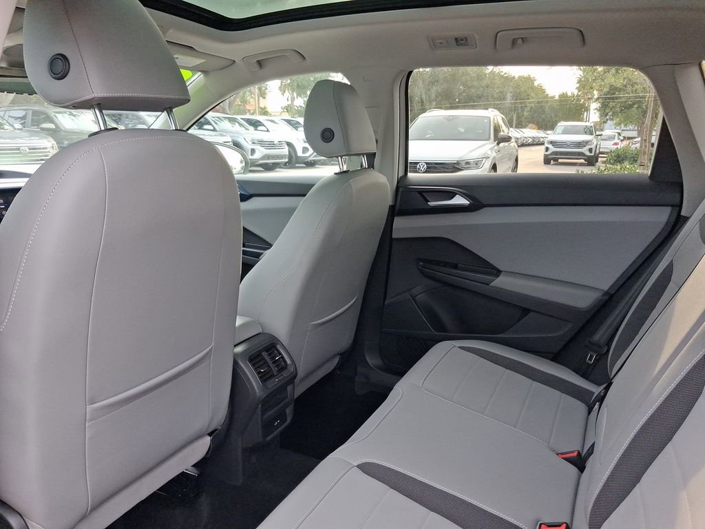 Used 2023 Volkswagen Taos SE w/ Panoramic Sunroof Package FWD image 7