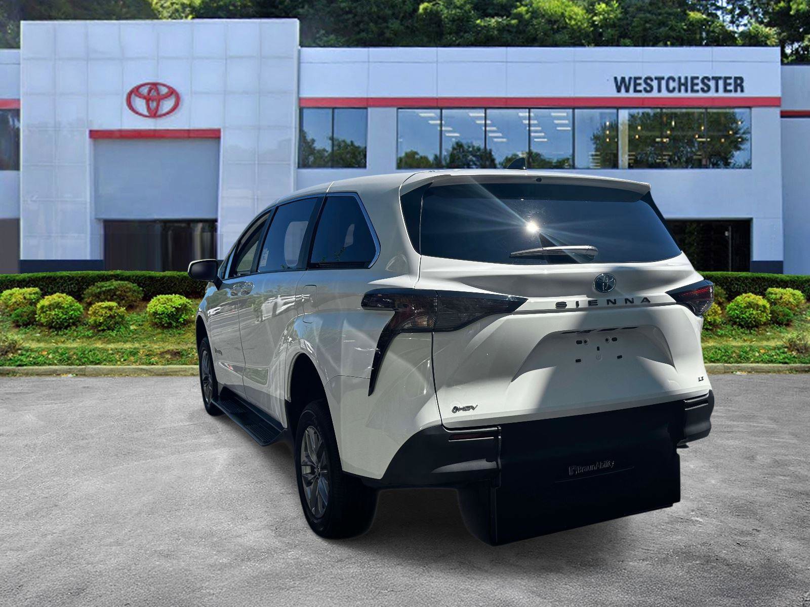 Used 2025 Toyota Sienna LE FWD image 5