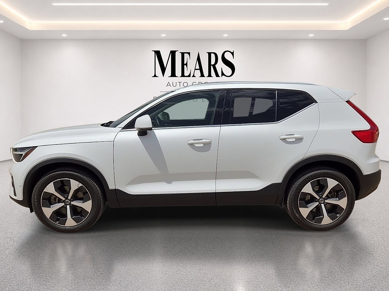 Used 2023 Volvo XC40 B5 Plus w/ Driver Assist Package AWD/4WD image 3