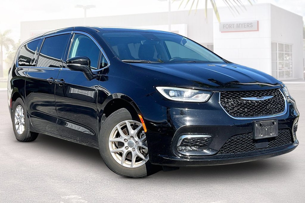 Used 2024 Chrysler Pacifica Touring-L FWD image 1