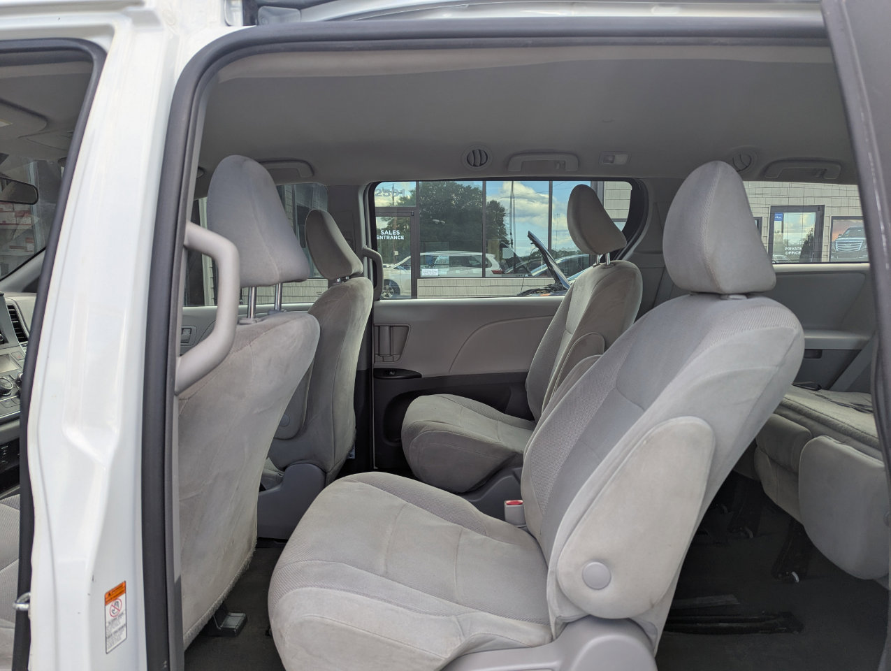 Used 2018 Toyota Sienna L image 21
