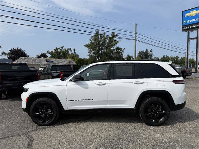 Used 2023 Jeep Grand Cherokee Altitude AWD/4WD image 3