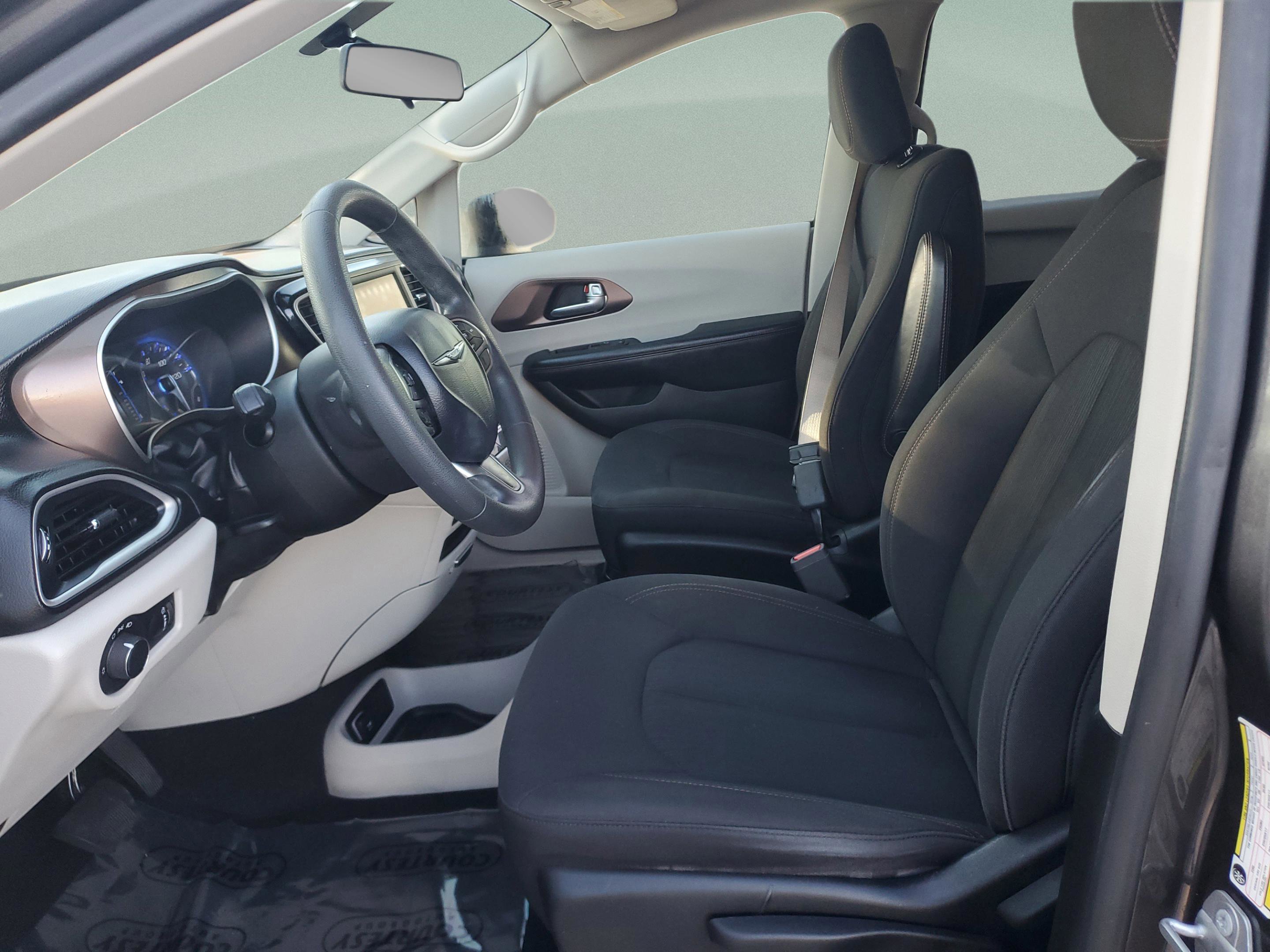 Used 2022 Volkswagen Atlas Cross Sport SE image 17