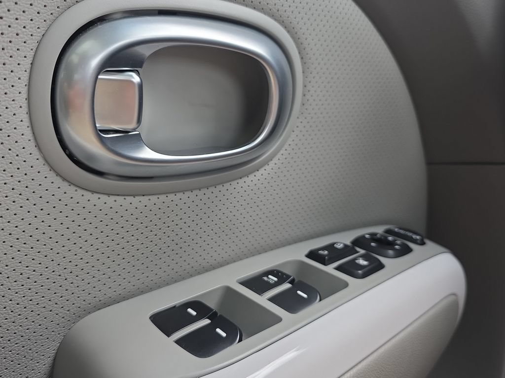 Used 2017 Kia Soul EV + w/ Sun & Fun Package FWD image 11