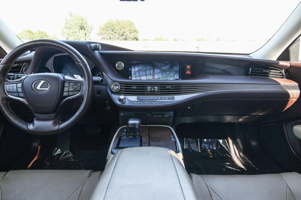 Used 2020 Lexus LS 500 w/ Accessory Package (Z1) RWD image 12