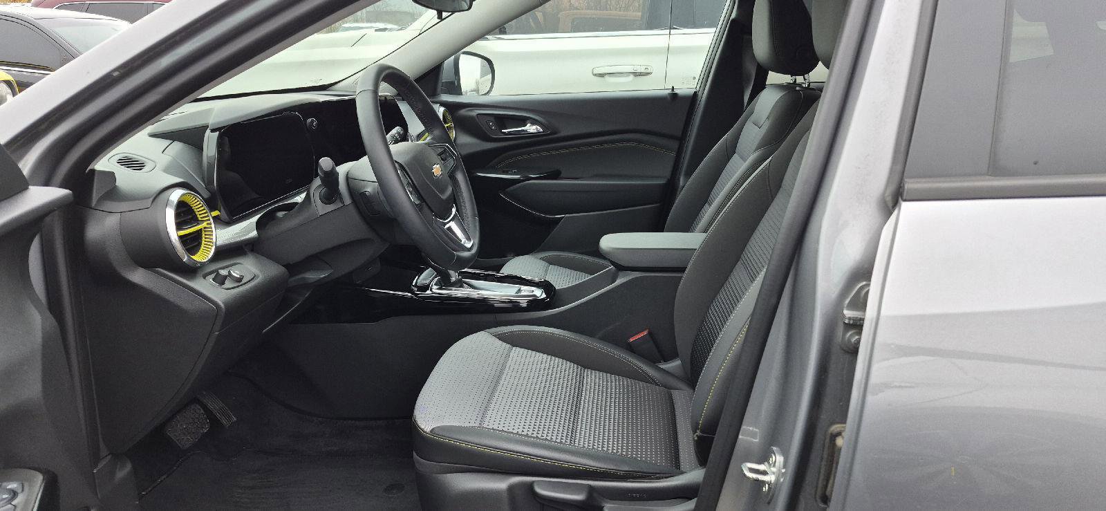 Used 2024 Chevrolet Trax LT w/ Driver Confidence Package image 5