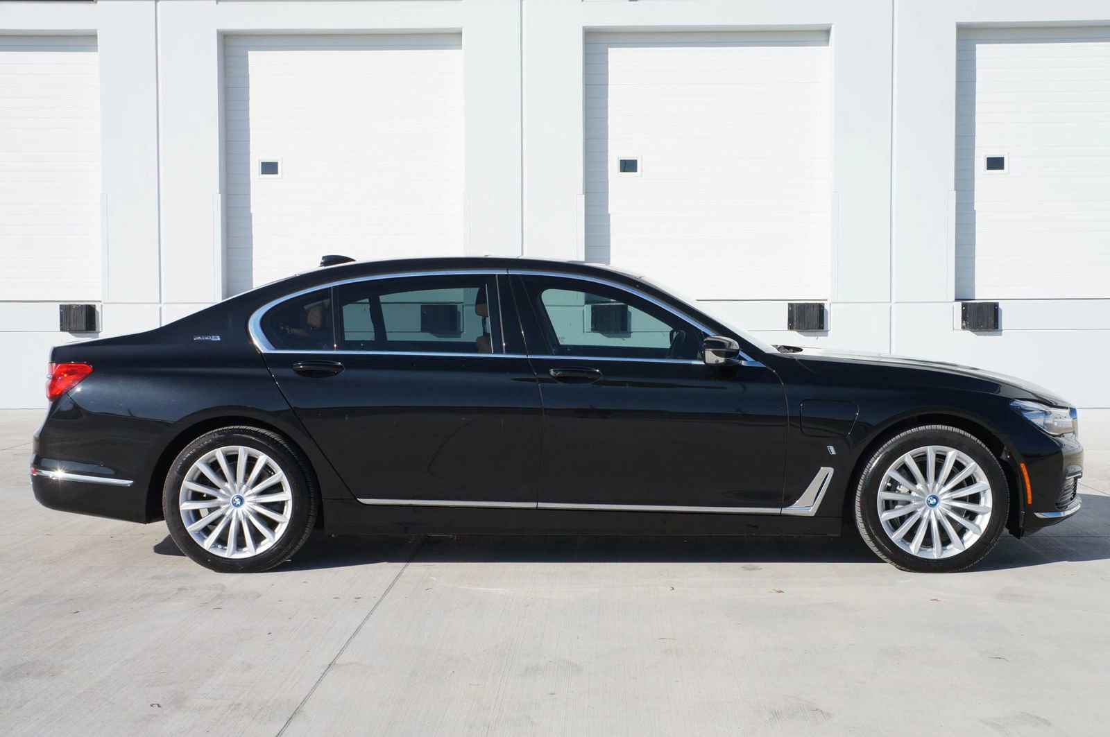 Used 2019 BMW 740e xDrive w/ Executive Package AWD/4WD image 13