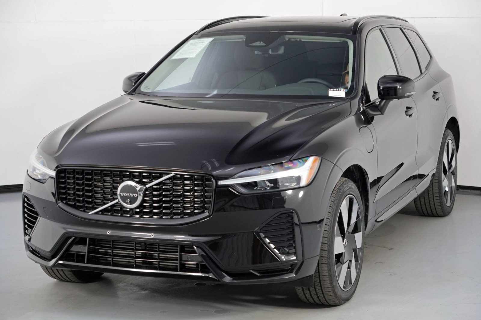 Used 2025 Volvo XC60 T8 Plus w/ Climate Package PRO AWD/4WD image 45