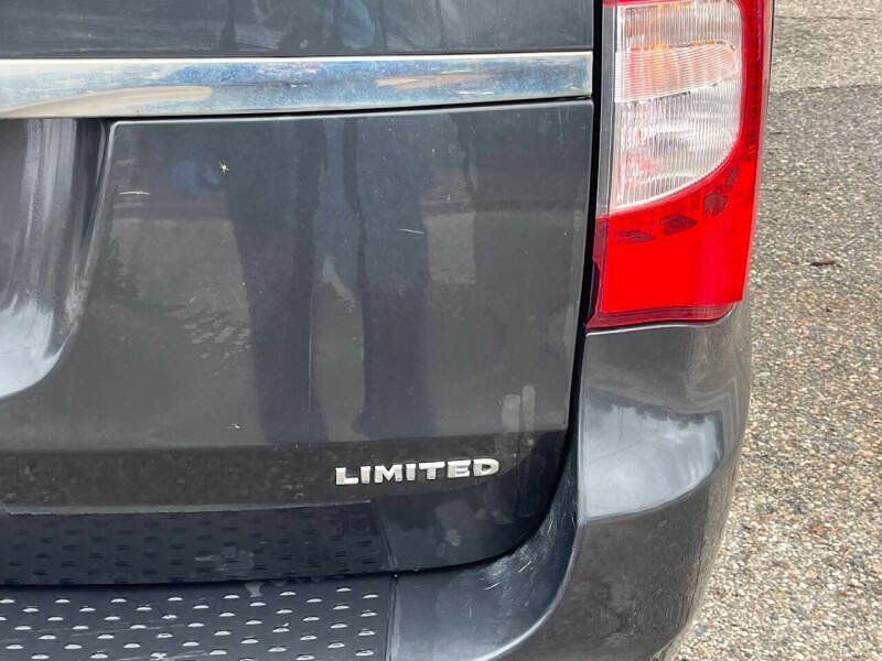 Used 2014 Chrysler Town & Country Touring w/ Driver Convenience Group image 4