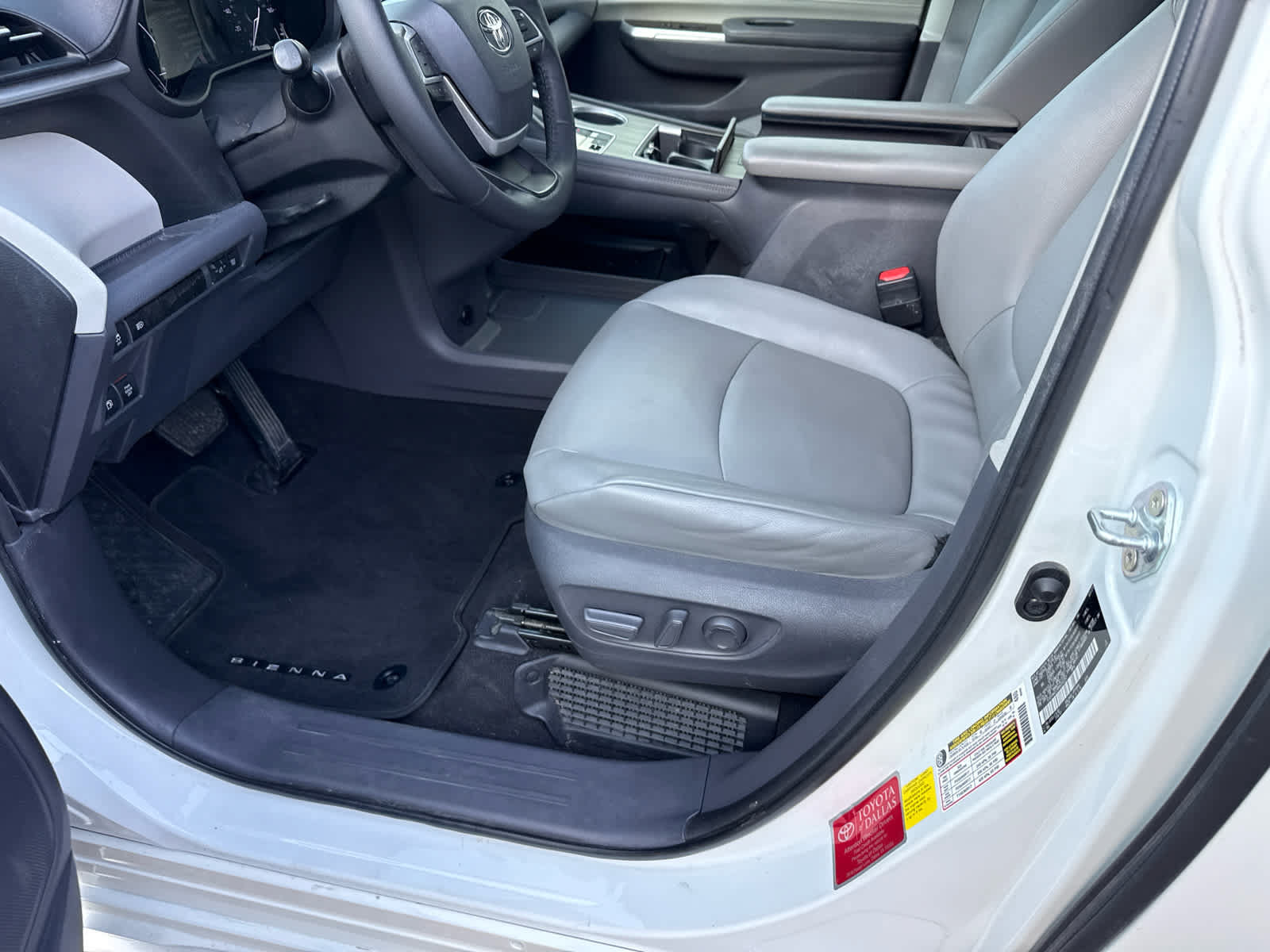 Used 2021 Toyota Sienna XLE FWD image 8