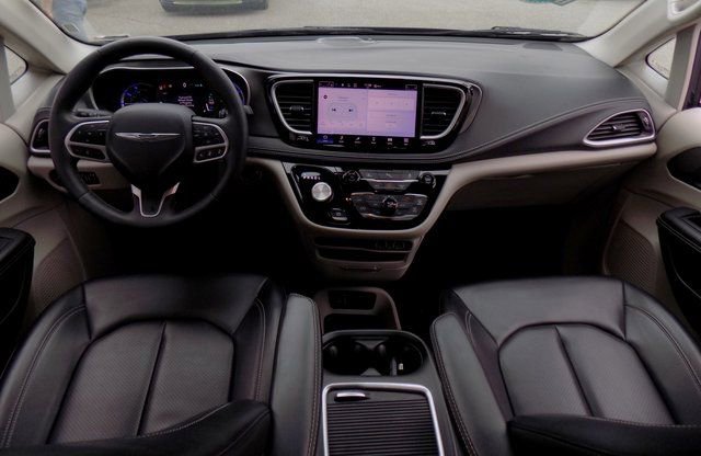 Used 2023 Chrysler Pacifica Touring-L FWD image 14