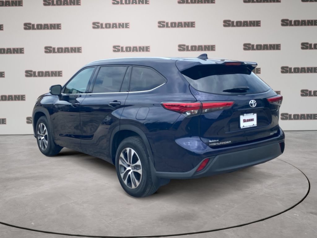 Used 2022 Toyota Highlander XLE AWD/4WD image 3