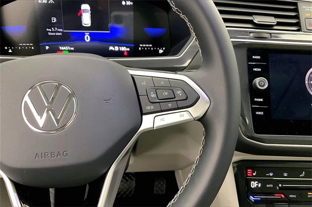Used 2023 Volkswagen Tiguan SE w/ Panoramic Sunroof Package image 19