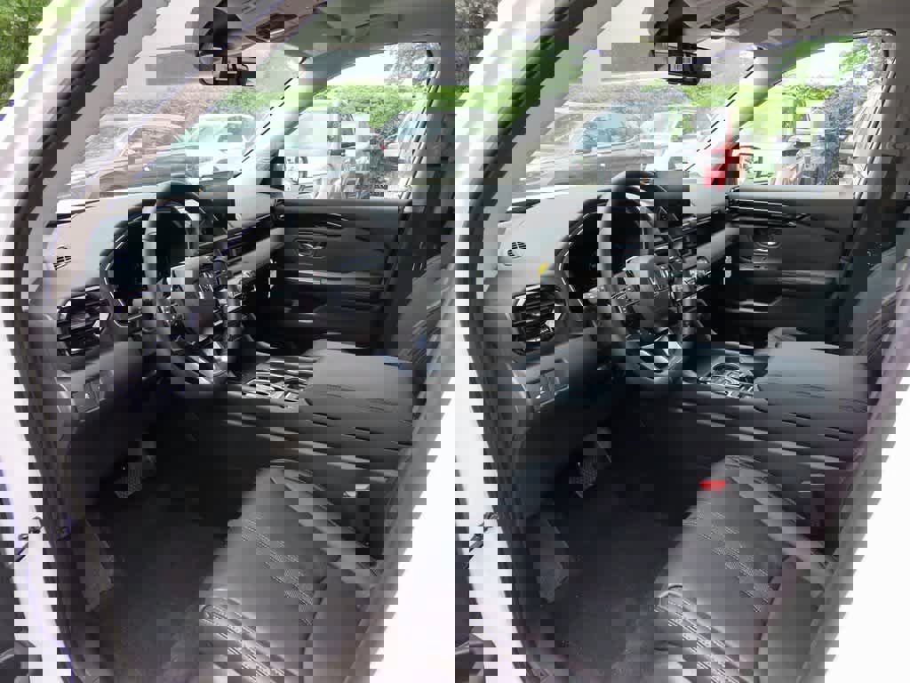 New 2025 Honda Pilot Touring image 2