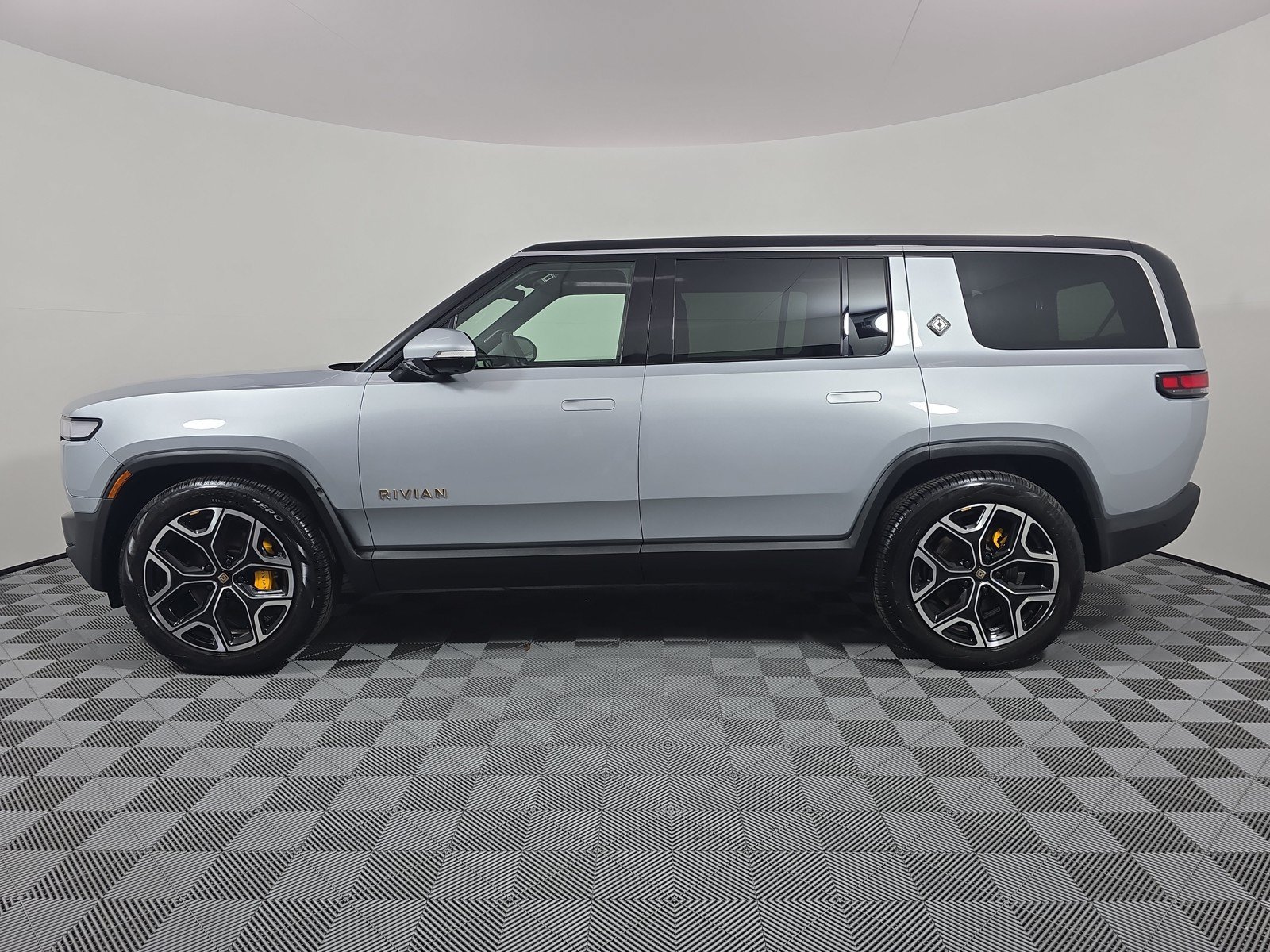 Used 2024 Rivian R1S Adventure AWD/4WD image 2