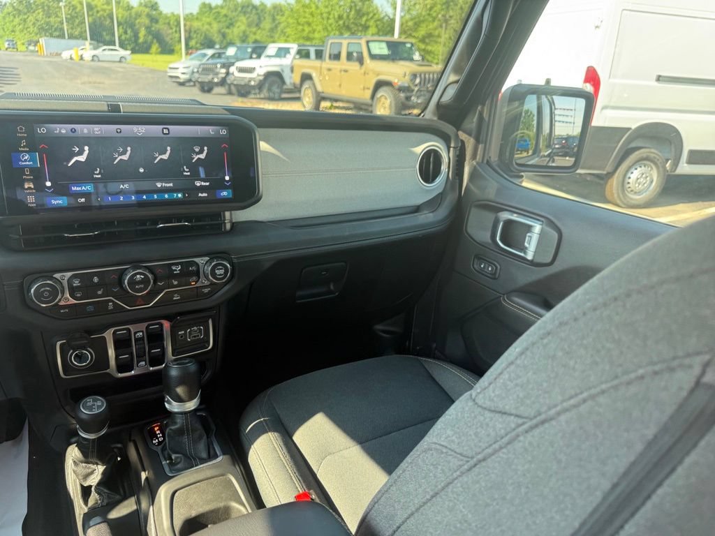 Used 2025 Jeep Wrangler Unlimited Sahara AWD/4WD image 46