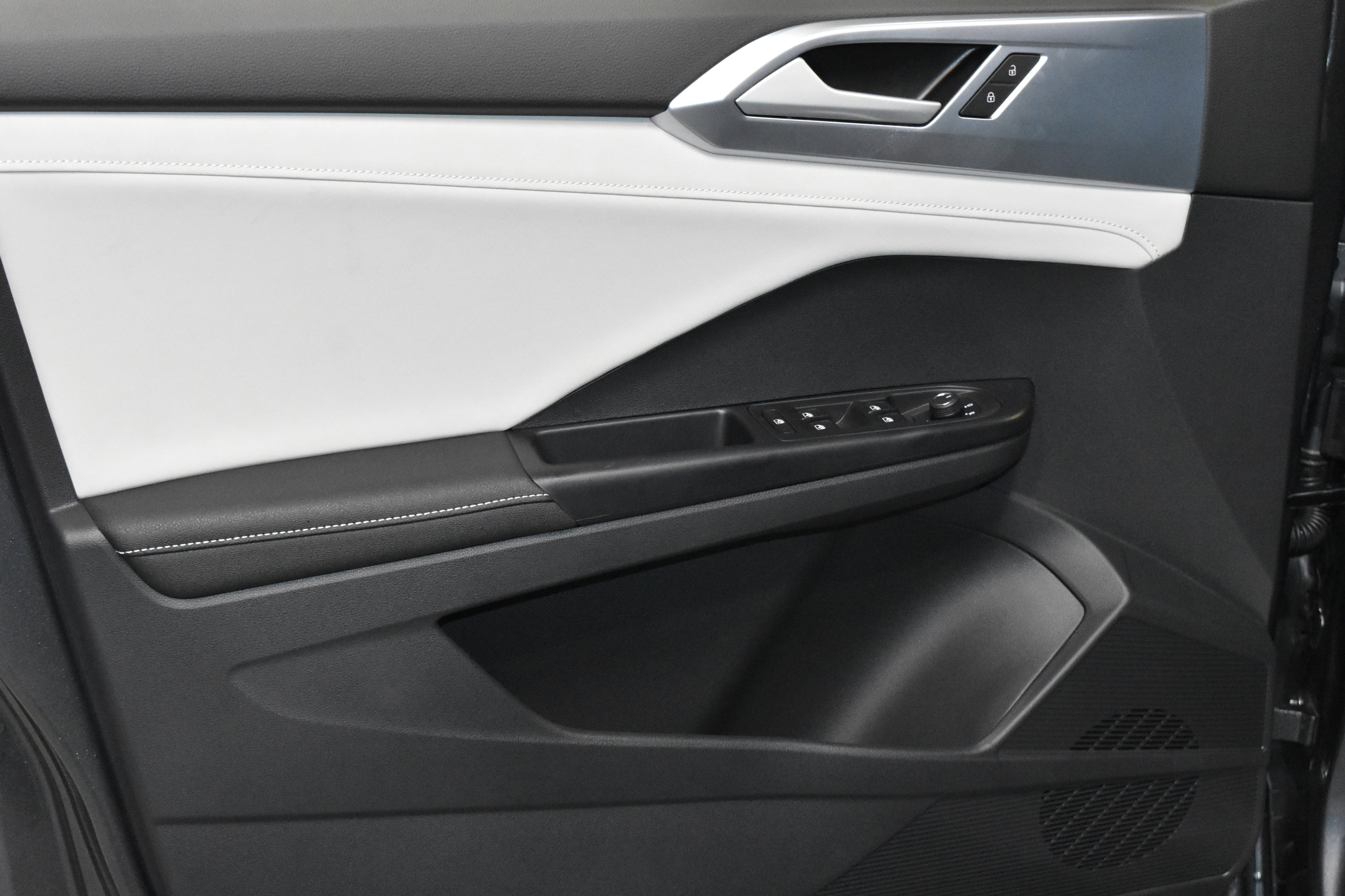 New 2025 Volkswagen Taos SE image 3