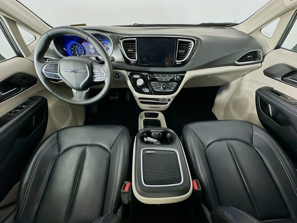 Used 2023 Chrysler Pacifica Touring-L FWD image 10