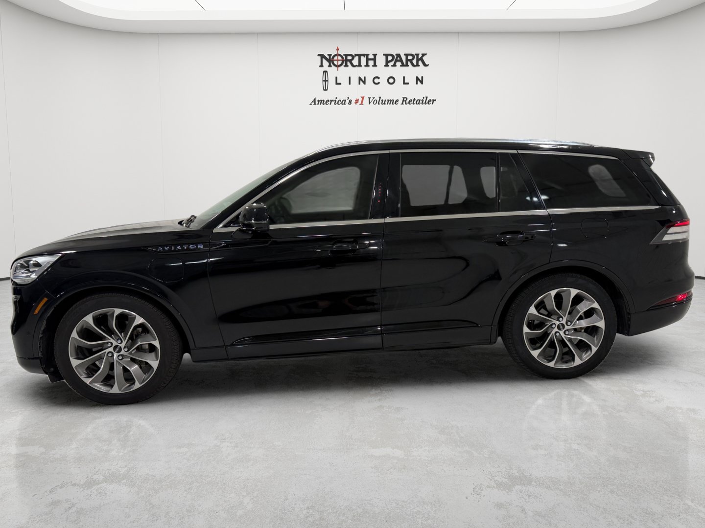 Used 2021 Lincoln Aviator Grand Touring w/ Equipment Group 302A AWD/4WD image 2