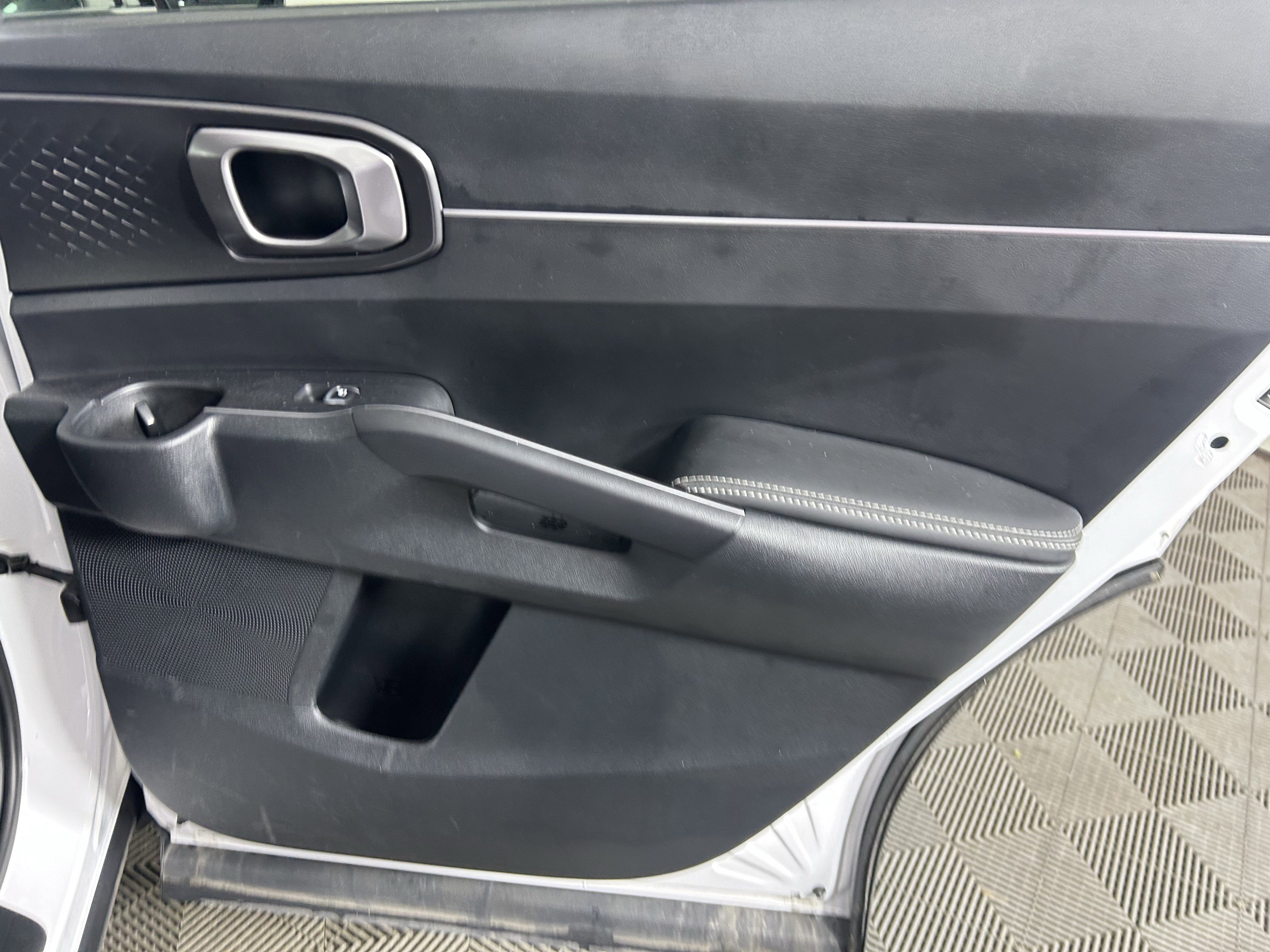 Used 2025 Kia Sorento S image 37