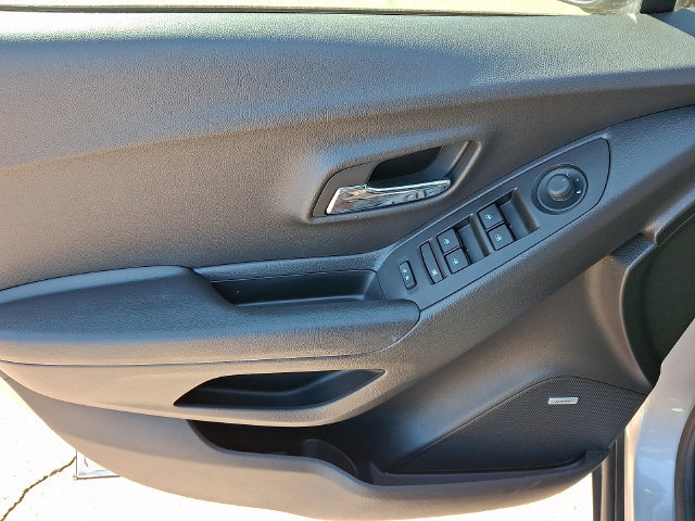 Used 2020 Chevrolet Trax LT w/ Sun & Sound Package FWD image 12