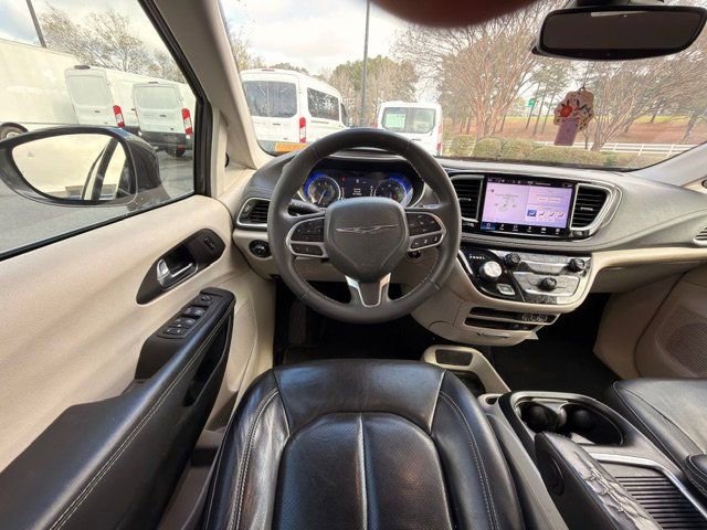 Used 2022 Chrysler Pacifica Touring-L image 9
