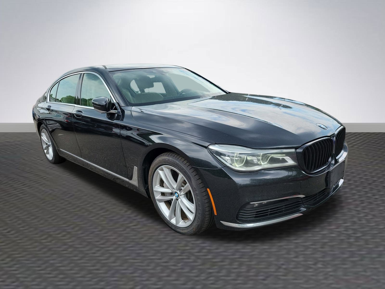 Used 2018 BMW 750i xDrive image 1