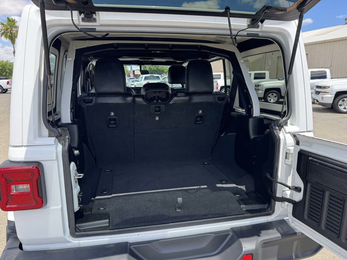 Used 2018 Jeep Wrangler Unlimited Sahara w/ LED Lighting Group AWD/4WD image 17