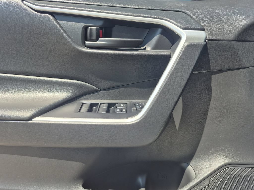 Used 2023 Toyota RAV4 LE AWD/4WD image 7