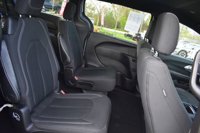 Used 2019 Chrysler Pacifica Touring Plus w/ S Appearance Package FWD image 14