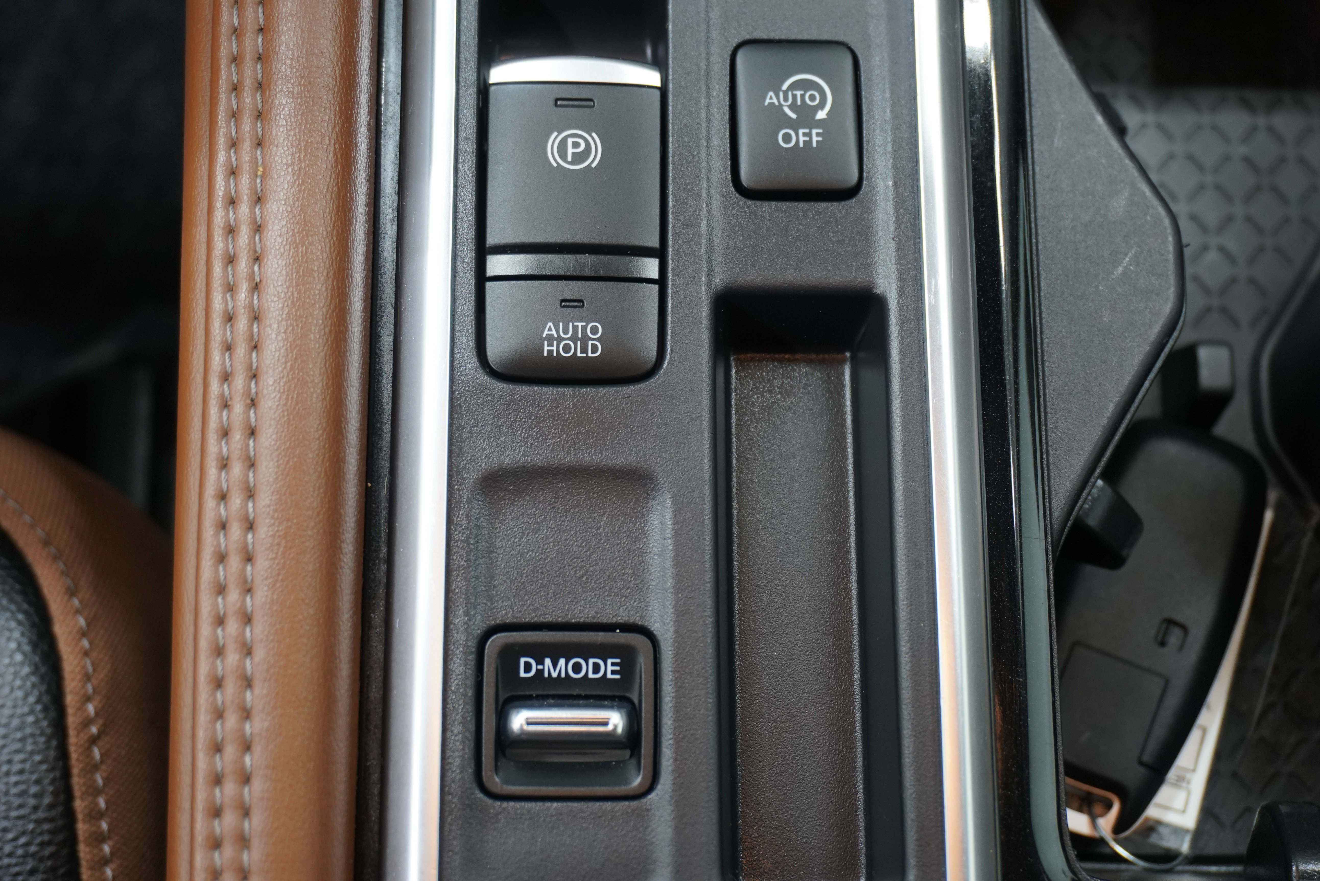 Used 2024 Nissan Pathfinder Platinum w/ Lighting Package (N93) FWD image 28