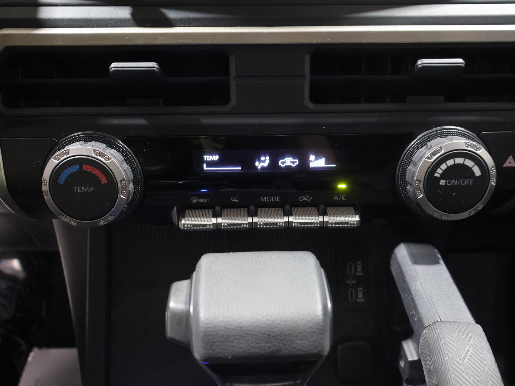 Used 2025 Toyota Tacoma SR w/ SR Upgrade Package AWD/4WD image 27