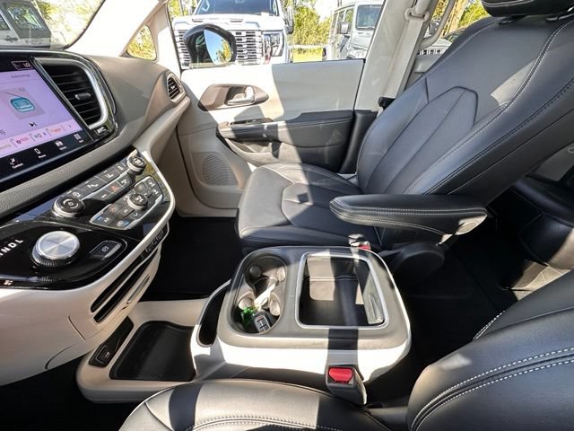 Used 2024 Chrysler Pacifica Touring-L FWD image 25