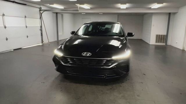 Used 2025 Hyundai Elantra Limited image 3
