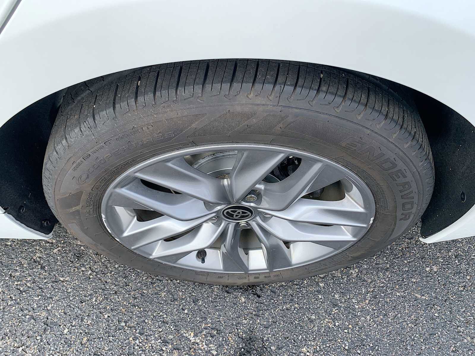 Used 2021 Toyota Avalon XLE w/ Moonroof Package image 32