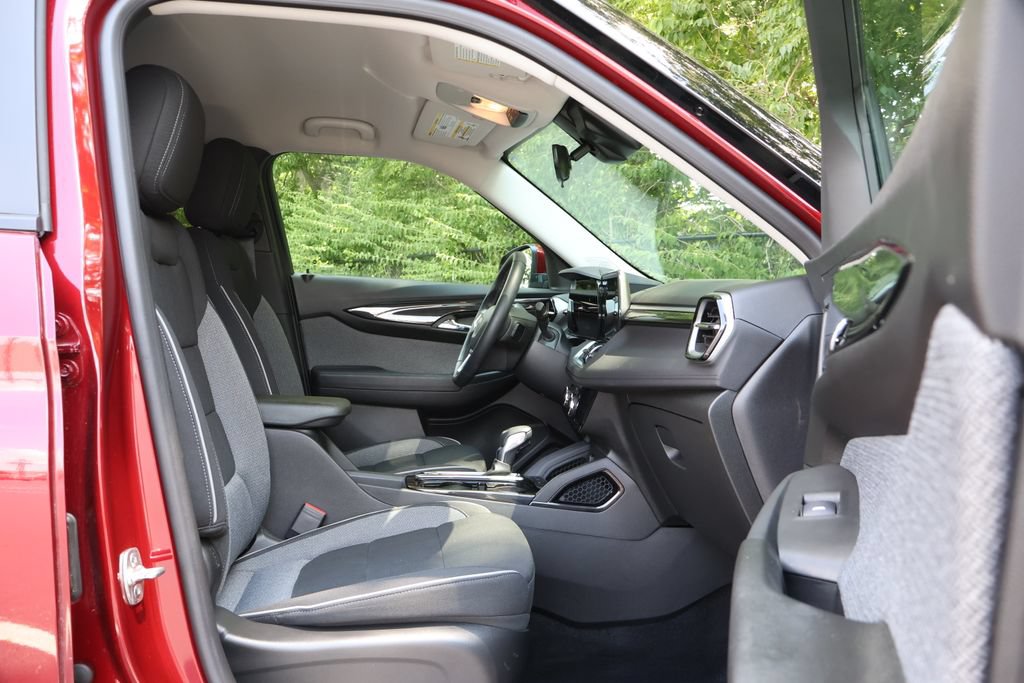 Used 2024 Chevrolet TrailBlazer LT w/ LT Cold Weather Package FWD image 41