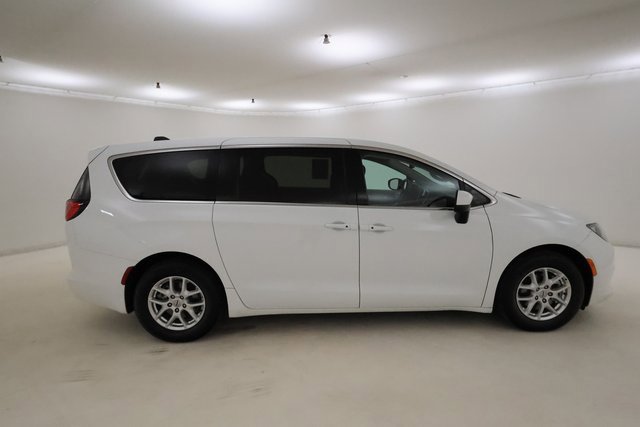 Used 2022 Chrysler Voyager LX image 2