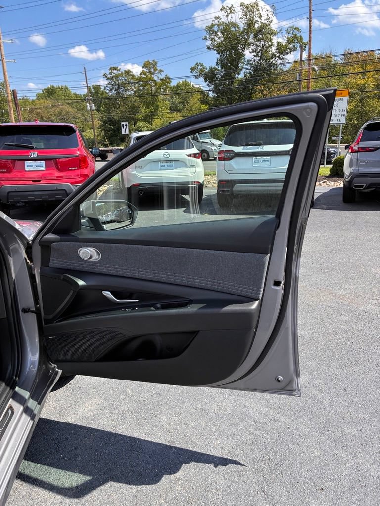 Certified 2024 Hyundai Elantra Limited FWD image 21