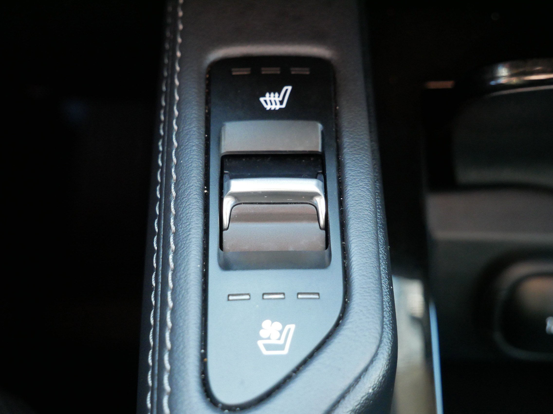 Used 2023 Kia Telluride EX w/ EX Captain's Chair Package image 27