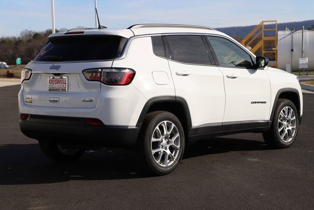 New 2024 Jeep Compass Latitude w/ Sun and Sound Group AWD/4WD image 4