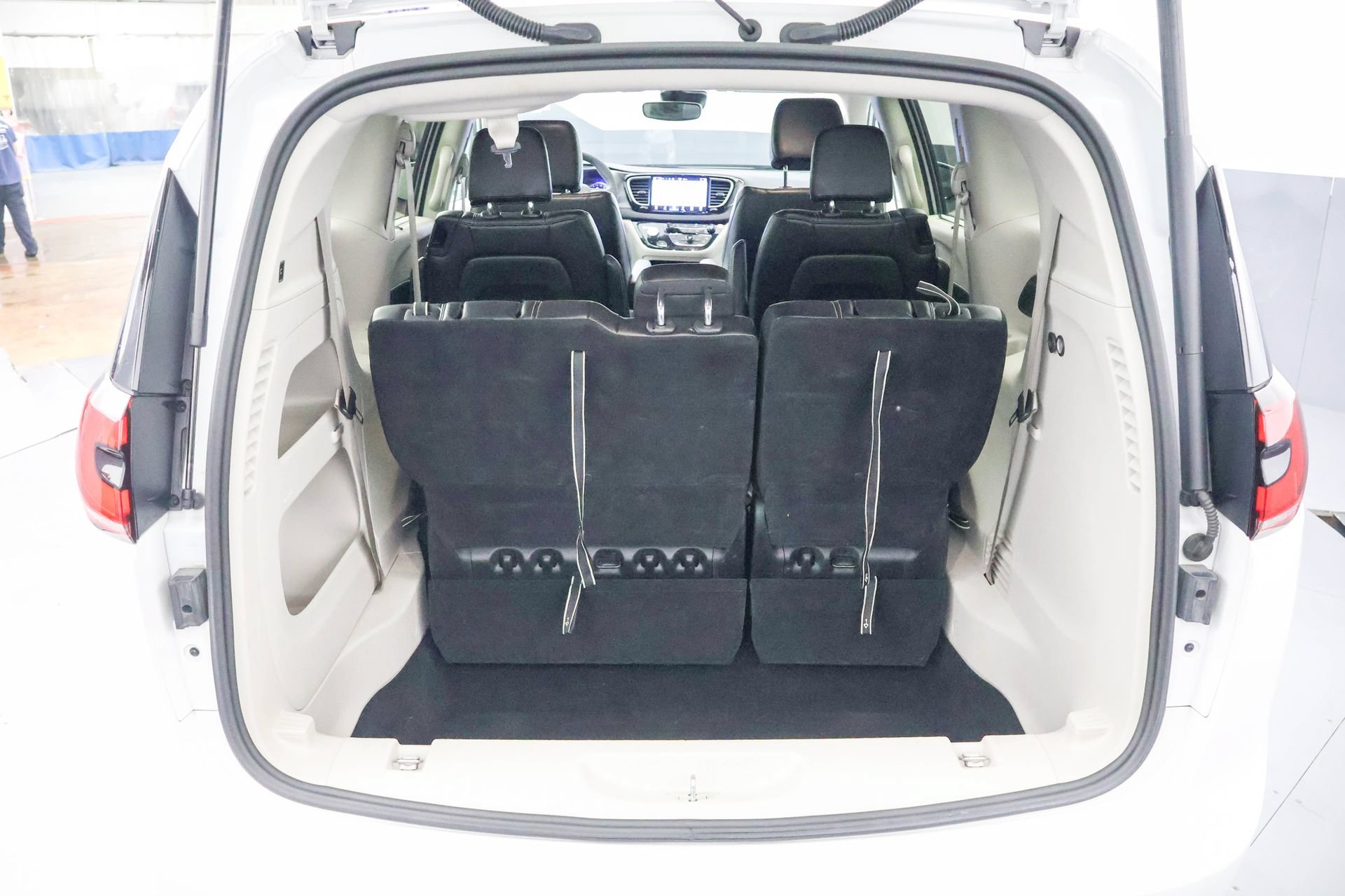 Used 2023 Chrysler Pacifica Touring-L FWD image 27