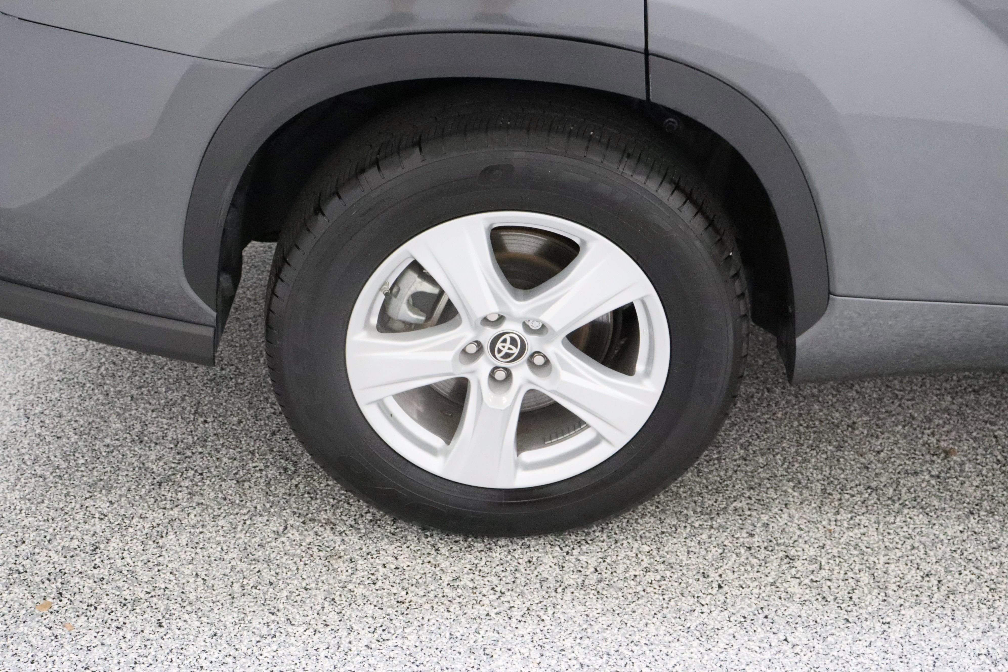 Used 2025 Toyota Highlander LE FWD image 6
