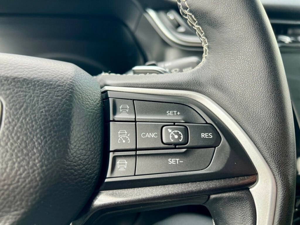 Used 2022 Jeep Grand Cherokee Laredo w/ Luxury Tech Group I AWD/4WD image 20