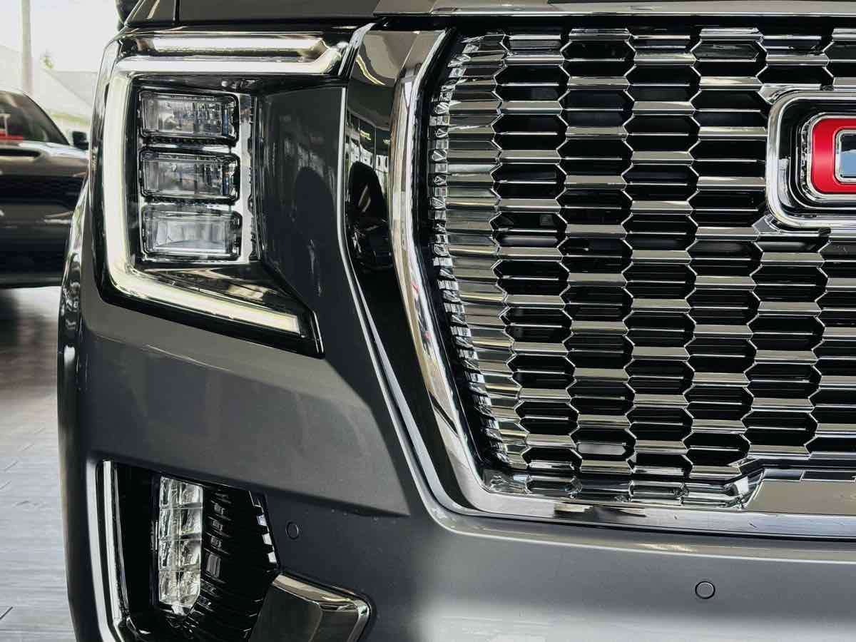 Used 2024 GMC Yukon SLT w/ SLT Luxury Package AWD/4WD image 6