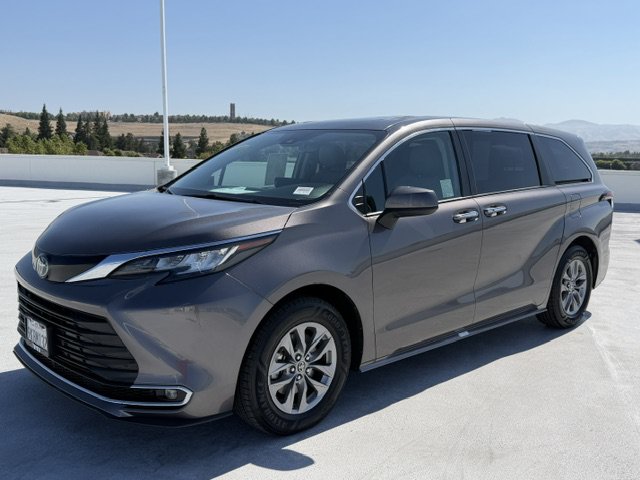 Certified 2022 Toyota Sienna XLE FWD image 6