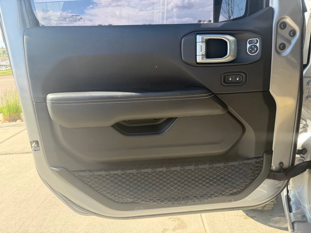 Used 2020 Jeep Gladiator Overland AWD/4WD image 11