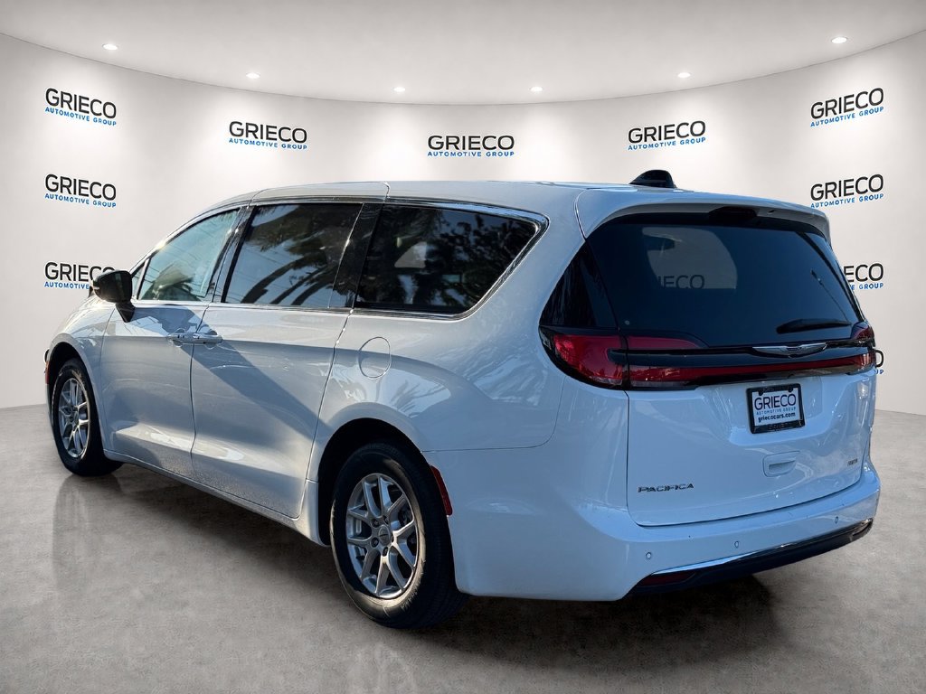Used 2024 Chrysler Pacifica Touring-L FWD image 5